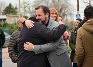 Ingeniero Maschwitz: Ariel Sujarchuk recorrió obras de pavimentación y un centro de jubilados en el barrio Lambaré