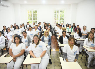 Se entregaron 50 kits profesionales a estudiantes de la carrera de Enfermería
