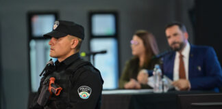 Primera experiencia de la Policía Municipal de Escobar: cadetes que estaban entrenando redujeron a un hombre que acosó a su expareja en la calle