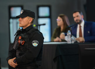 Primera experiencia de la Policía Municipal de Escobar: cadetes que estaban entrenando redujeron a un hombre que acosó a su expareja en la calle