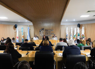 Más presupuesto en seguridad, salud y educación, y la eliminación de 50 tasas, los principales ejes del proyecto Fiscal Tributario 2025