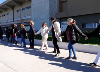 Abrazo al Hospital Bicentenario: “Exigimos la apertura de la Maternidad: que la abra el Gobierno Nacional o que nos dejen finalizarla, no se puede ser tan ineficiente y cruel”