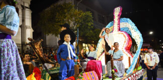 Fiesta Nacional de la Flor: decenas de vecinos ya trabajan en el armado de las carrozas que participarán del tradicional desfile
