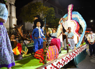Fiesta Nacional de la Flor: decenas de vecinos ya trabajan en el armado de las carrozas que participarán del tradicional desfile