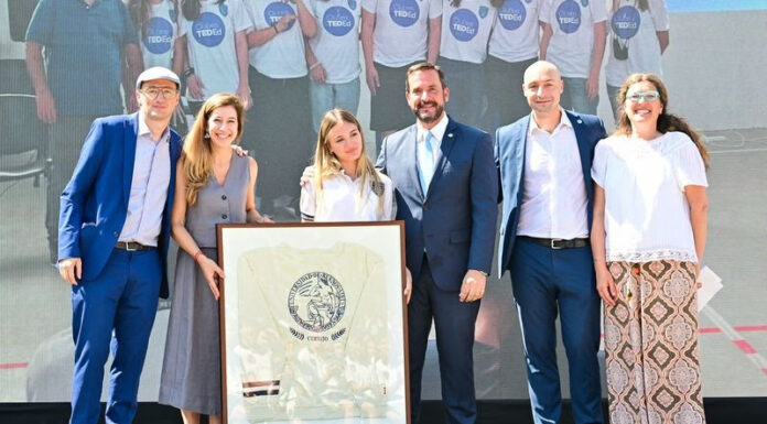 Emotivo acto de egreso de la primera camada de estudiantes del Colegio Preuniversitario Dr. Ramón A. Cereijo
