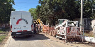 Rotura de un caño en una obra de AySA: el Municipio intervino de inmediato con tareas de limpieza