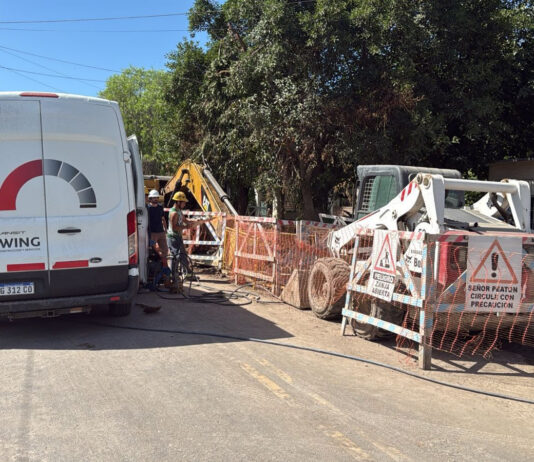 Rotura de un caño en una obra de AySA: el Municipio intervino de inmediato con tareas de limpieza