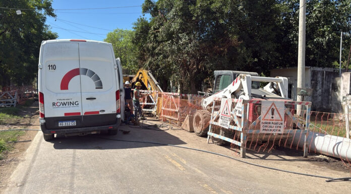 Rotura de un caño en una obra de AySA: el Municipio intervino de inmediato con tareas de limpieza